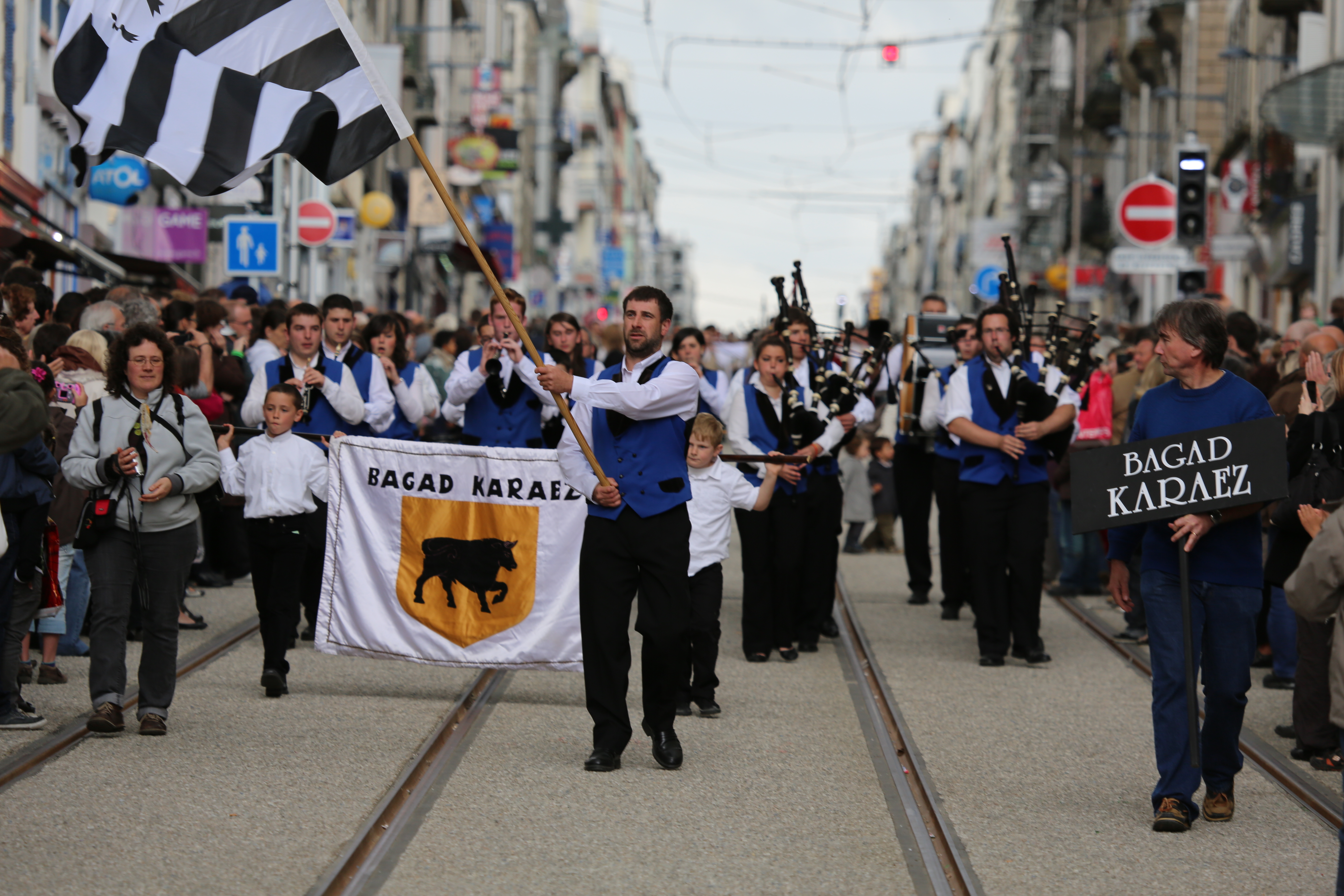 Bagad Karaez en défilé